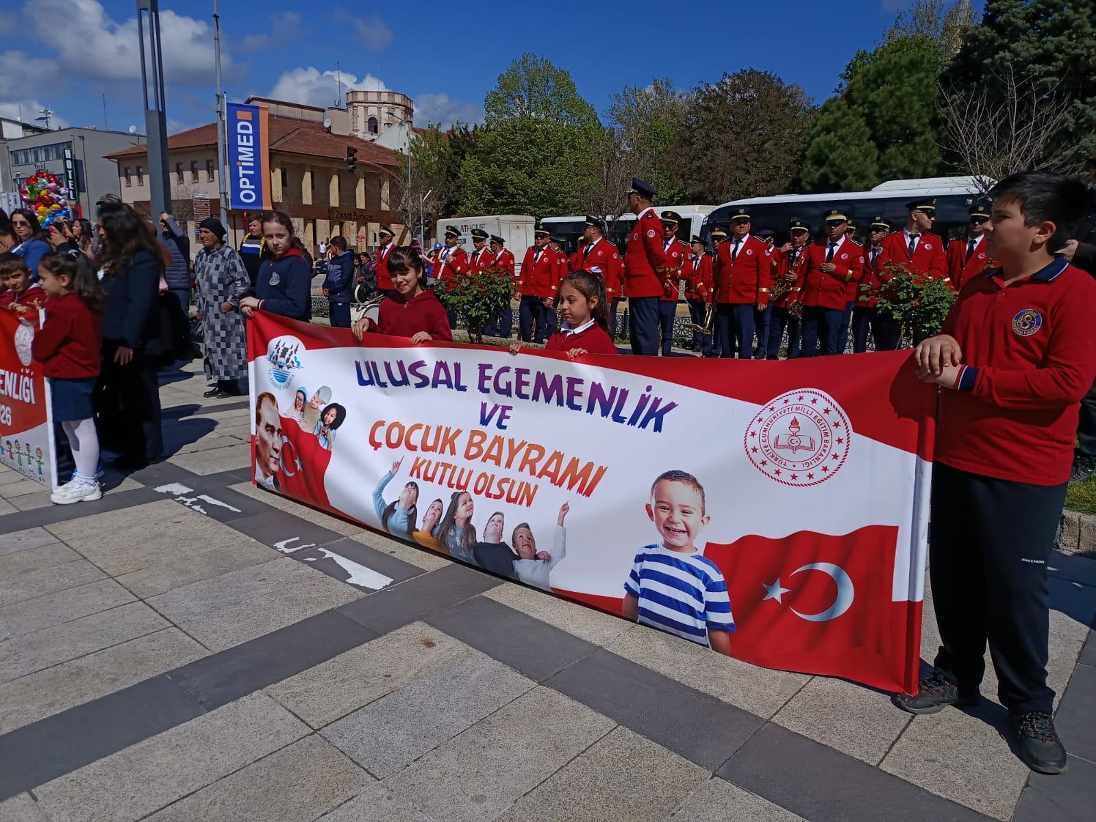 Edirne, 23 Nisan Ulusal Egemenlik ve Çocuk Bayramı’nı büyük bir heyecan ve geniş katılımlı bir törenle kutladı. Kentin kalbi olan Atatürk Anıtı’nda düzenlenen tören, miniklerin neşesi ve devlet erkanının katılımıyla renkli görüntülere sahne oldu.